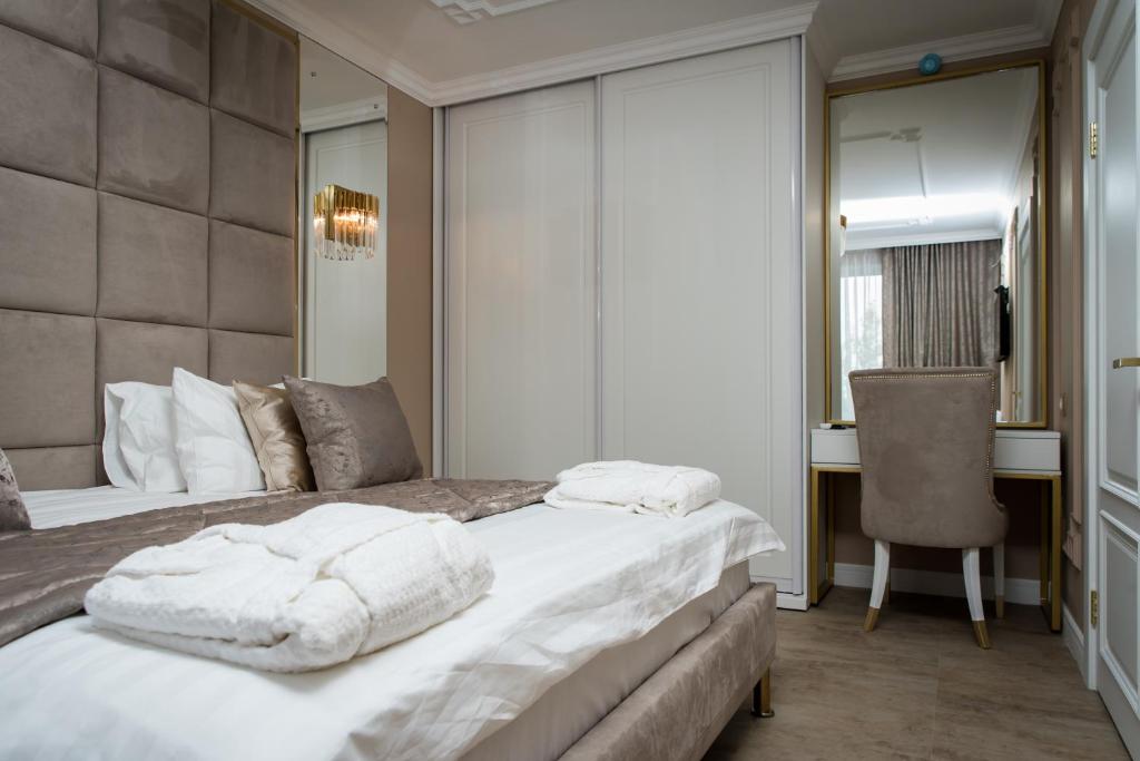 Postel nebo postele na pokoji v ubytování Rakhat Hotel