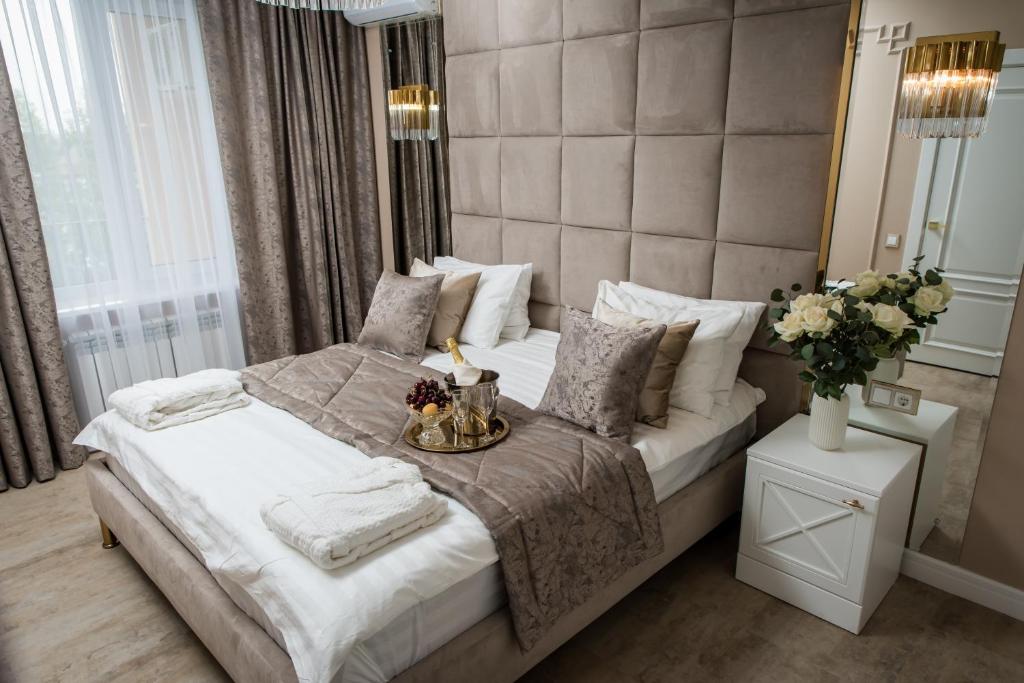 Postel nebo postele na pokoji v ubytování Rakhat Hotel