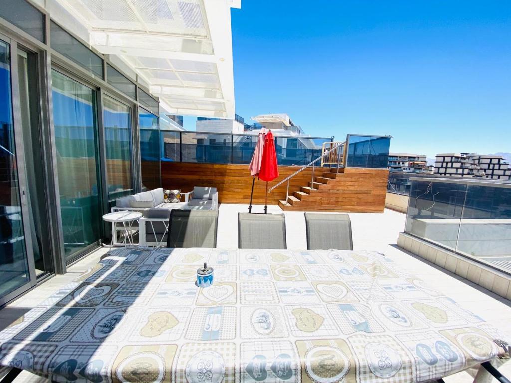 Photo de la galerie de l'établissement Stunning Penthouse with sea views and private heated pool, à Eilat