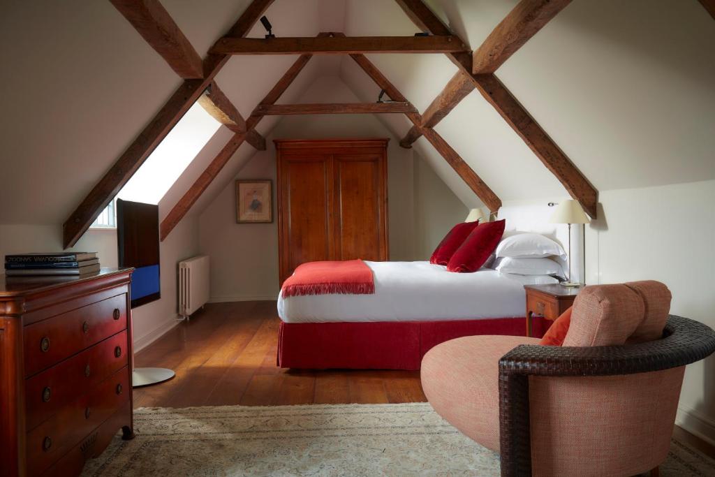 Postel nebo postele na pokoji v ubytování Whatley Manor