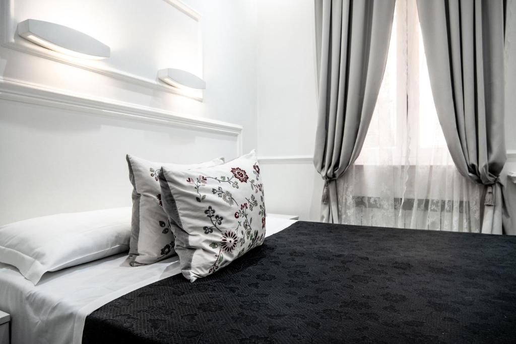 A bed or beds in a room at L'antica Locanda Dell'Orso