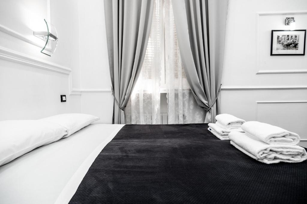 A bed or beds in a room at L'antica Locanda Dell'Orso