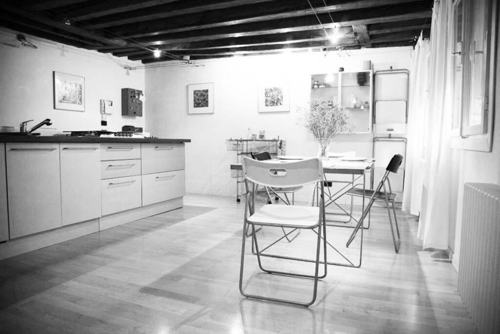 a kitchen with a table and chairs in a room at Bellissimo appartamento in Palazzo Storico in Venice