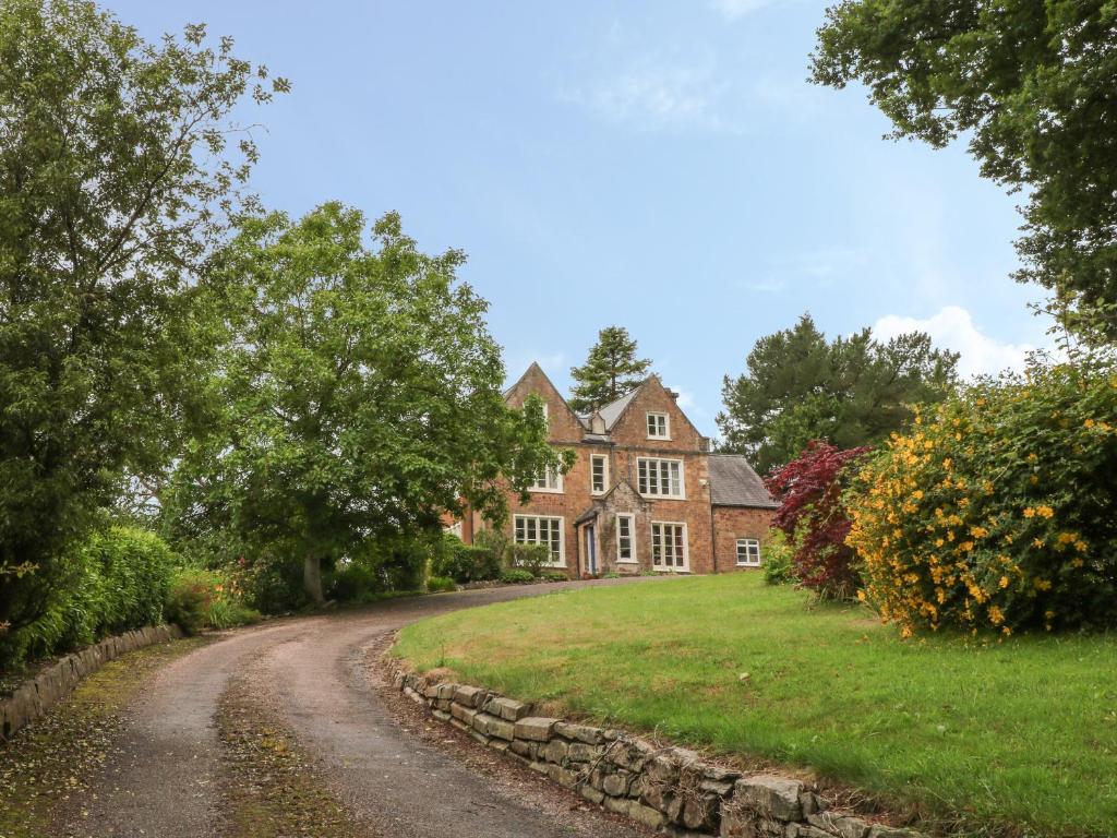 een oud stenen huis op een onverharde weg bij The Old Vicarage in Tiverton