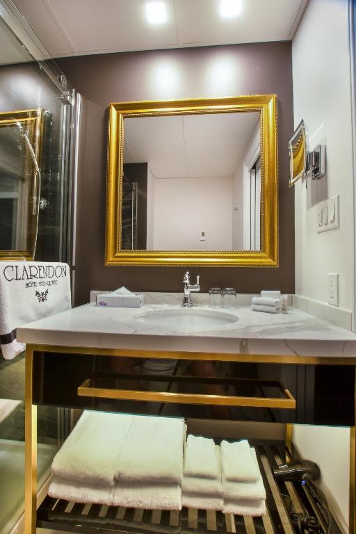 Postel nebo postele na pokoji v ubytování Hotel Clarendon