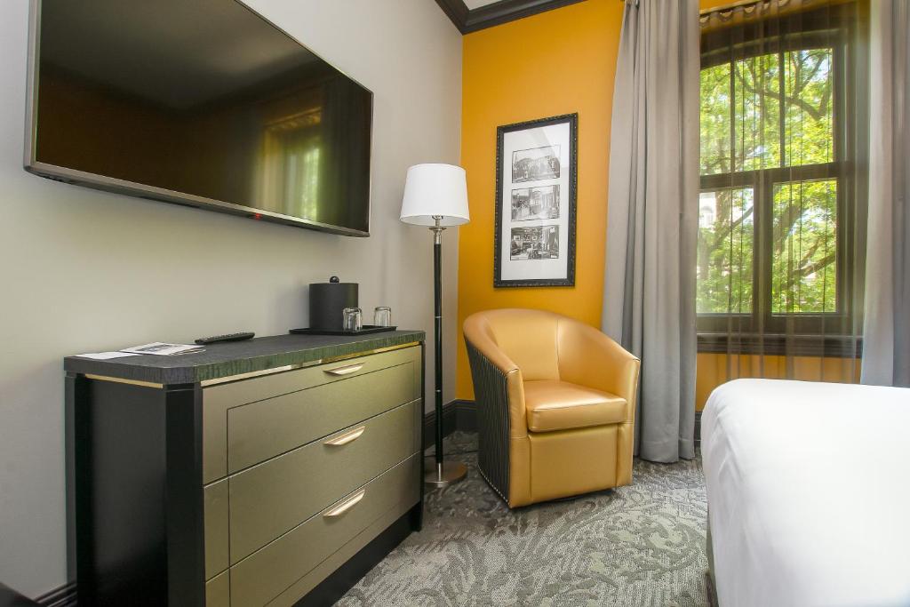 TV a/nebo společenská místnost v ubytování Hotel Clarendon