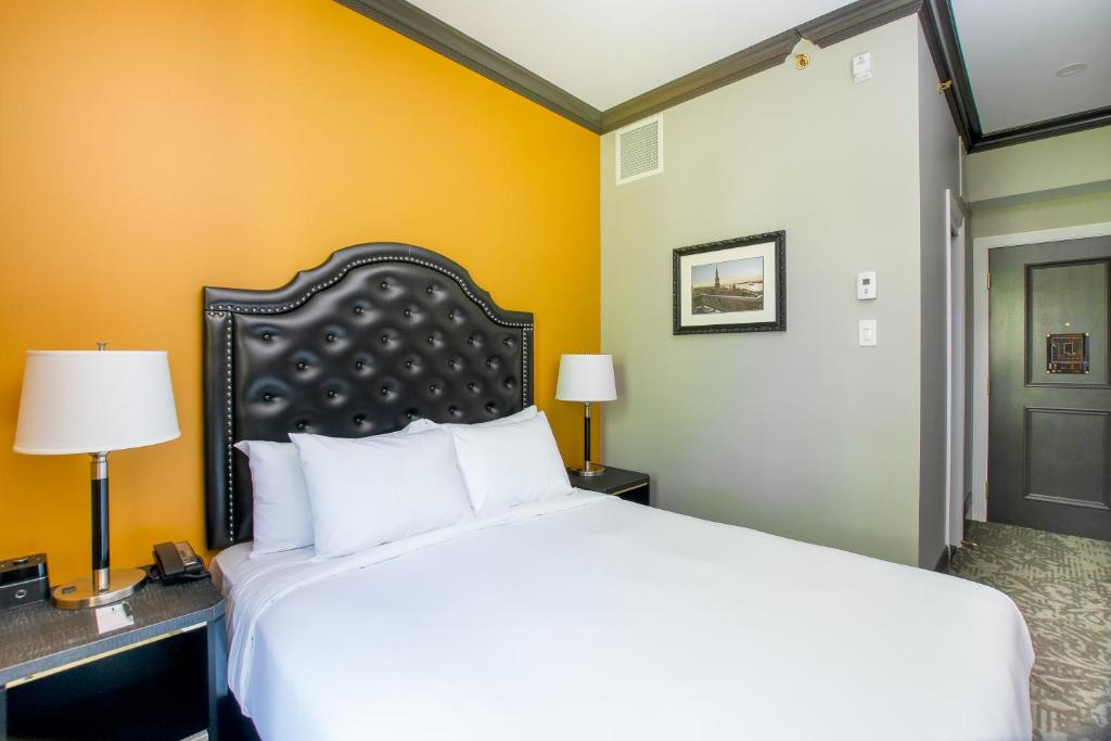 Postel nebo postele na pokoji v ubytování Hotel Clarendon