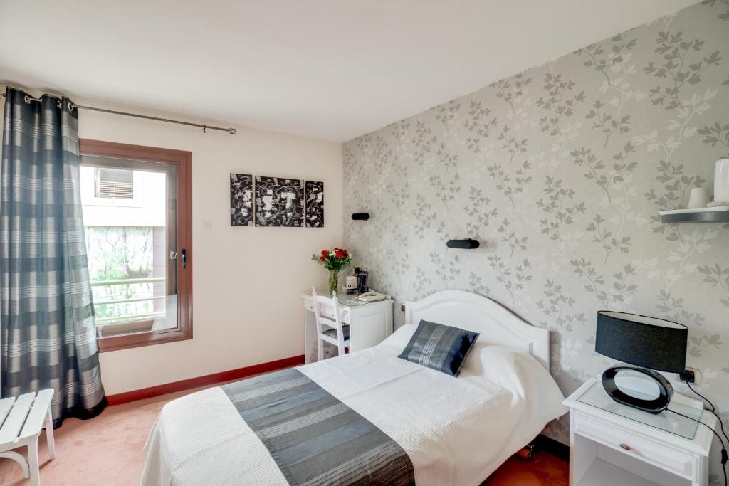 Postel nebo postele na pokoji v ubytování Contact Hôtel Limoges - HOTEL DES DEUX MOULINS