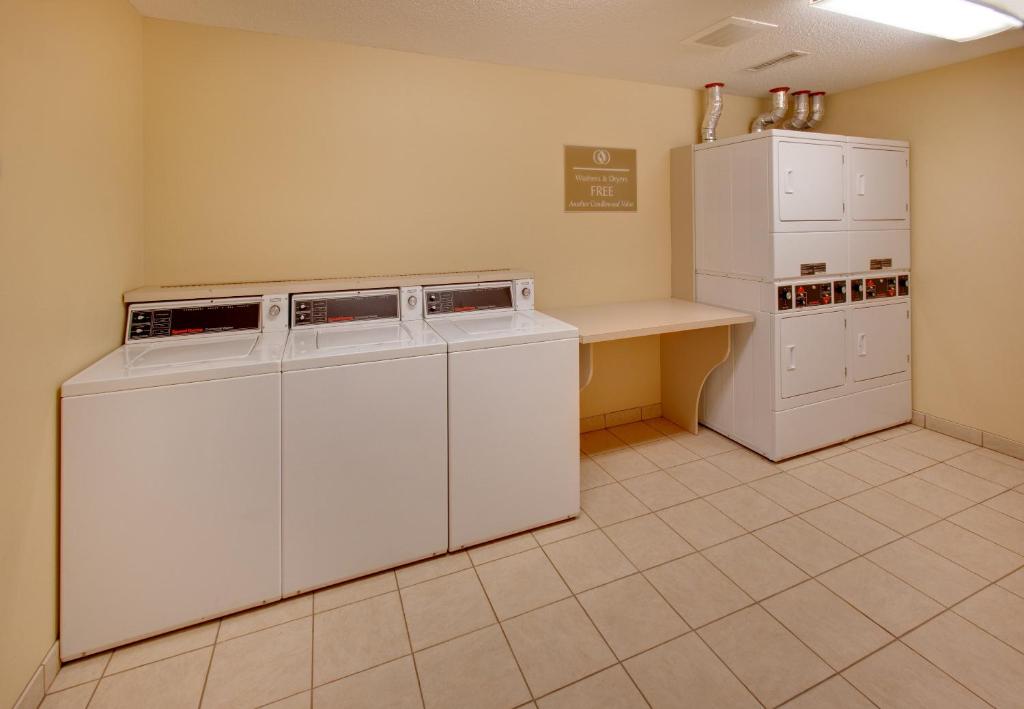 Candlewood Suites Fargo-North Dakota State University, an IHG Hotel tesisinde mutfak veya mini mutfak