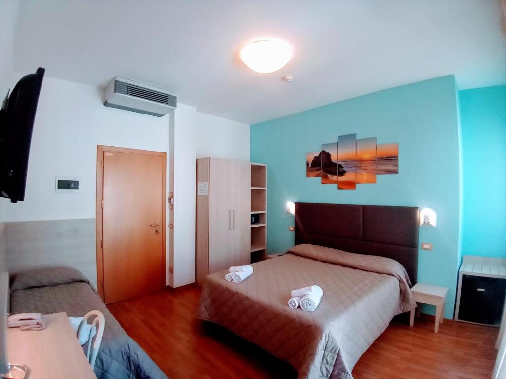 Postel nebo postele na pokoji v ubytování Hotel Monica