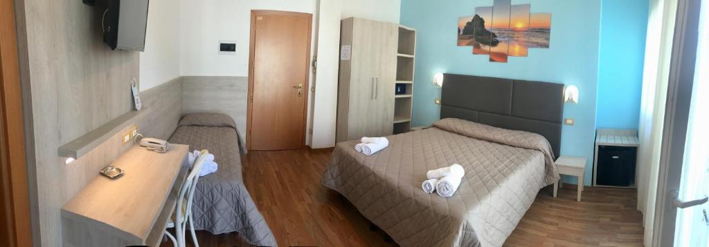 Postel nebo postele na pokoji v ubytování Hotel Monica