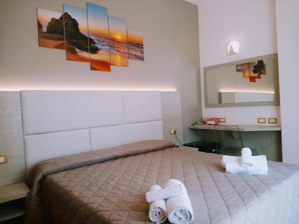 Postel nebo postele na pokoji v ubytování Hotel Monica