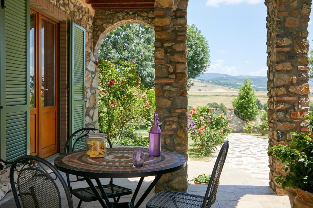 a patio with a table and chairs on a porch at Agriturismo Barbicate in Saturnia