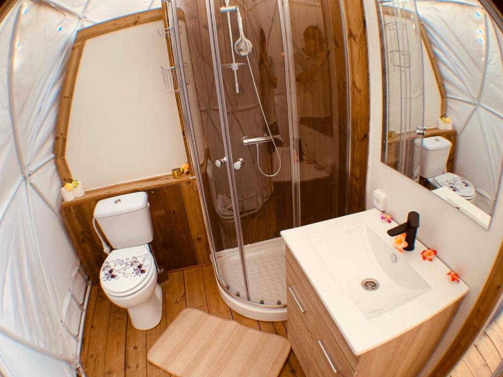 Un baño de Blue Ocean Camp - Tasartico
