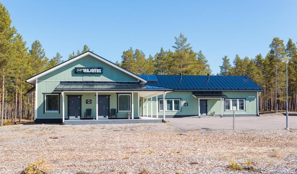ein Gebäude mit einem Parkplatz davor in der Unterkunft Safarimajoitus in Kalajoki