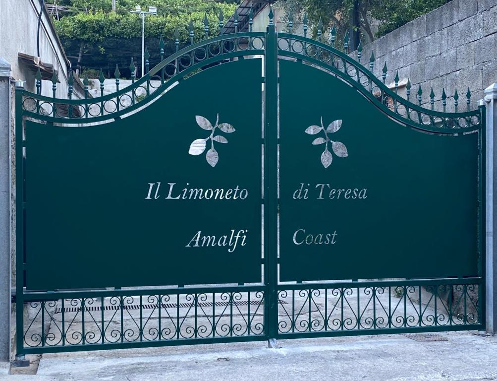 una puerta verde con mariposas pintadas en ella en Il Limoneto di Teresa Amalfi Coast, en Maiori