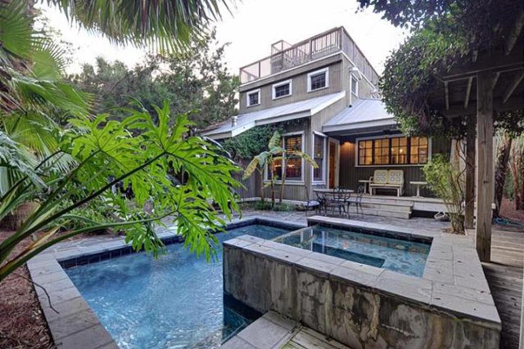 uma casa com piscina em frente a uma casa em Secret Garden Oasis em Demere Park