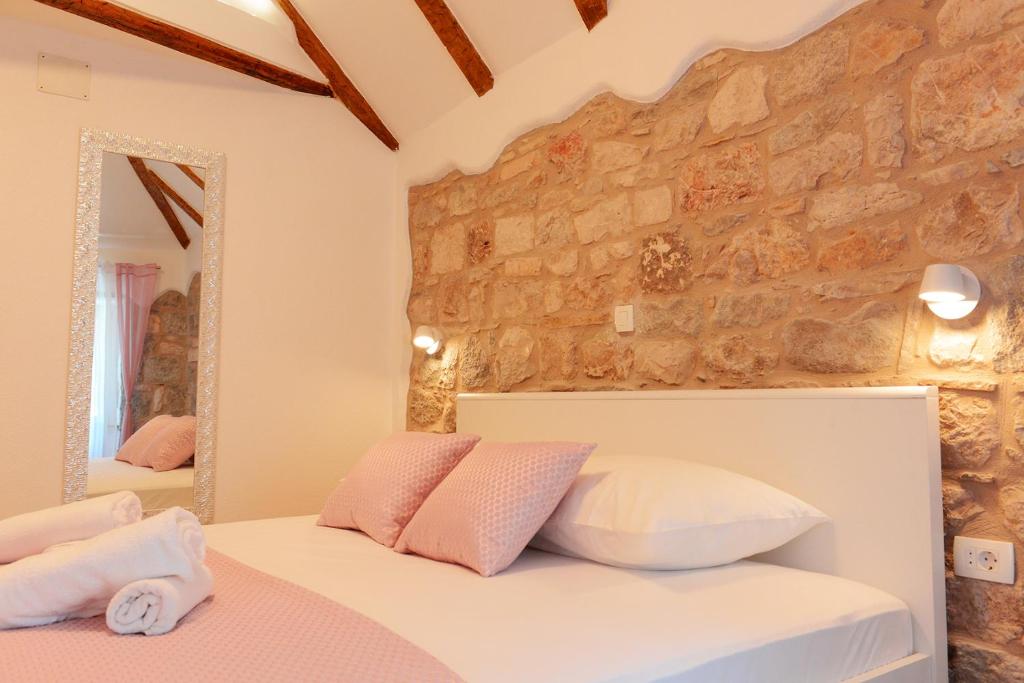 Postel nebo postele na pokoji v ubytování Veli Varos OLD TOWN Deluxe APARTMENT City Centre