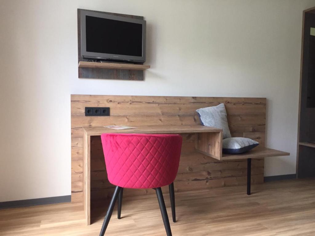 TV a/nebo společenská místnost v ubytování Hotel am Kunnerstein