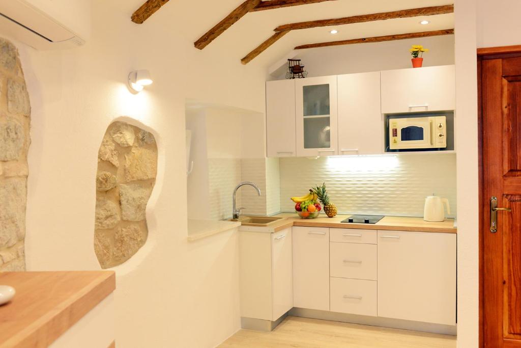 Kuchyň nebo kuchyňský kout v ubytování Veli Varos OLD TOWN Deluxe APARTMENT City Centre