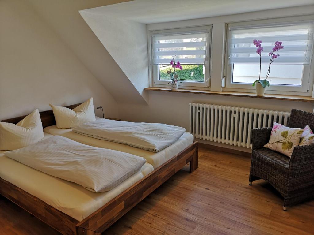 Un pat sau paturi într-o cameră la Pension Bauer