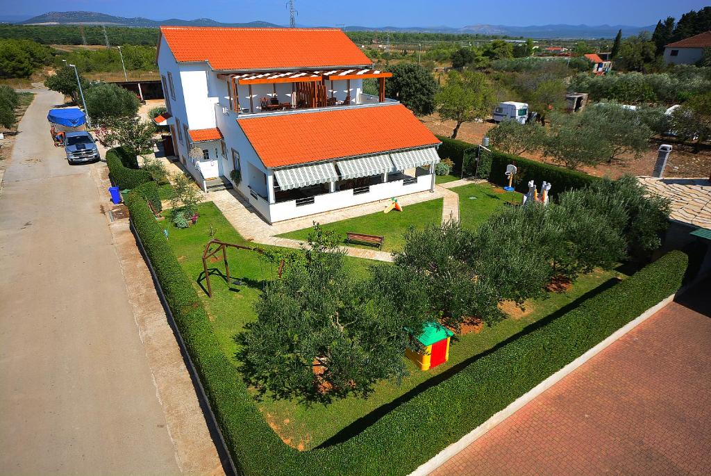 eine Aussicht auf ein Haus mit orangefarbenem Dach in der Unterkunft Apartments Belegrata in Biograd na Moru