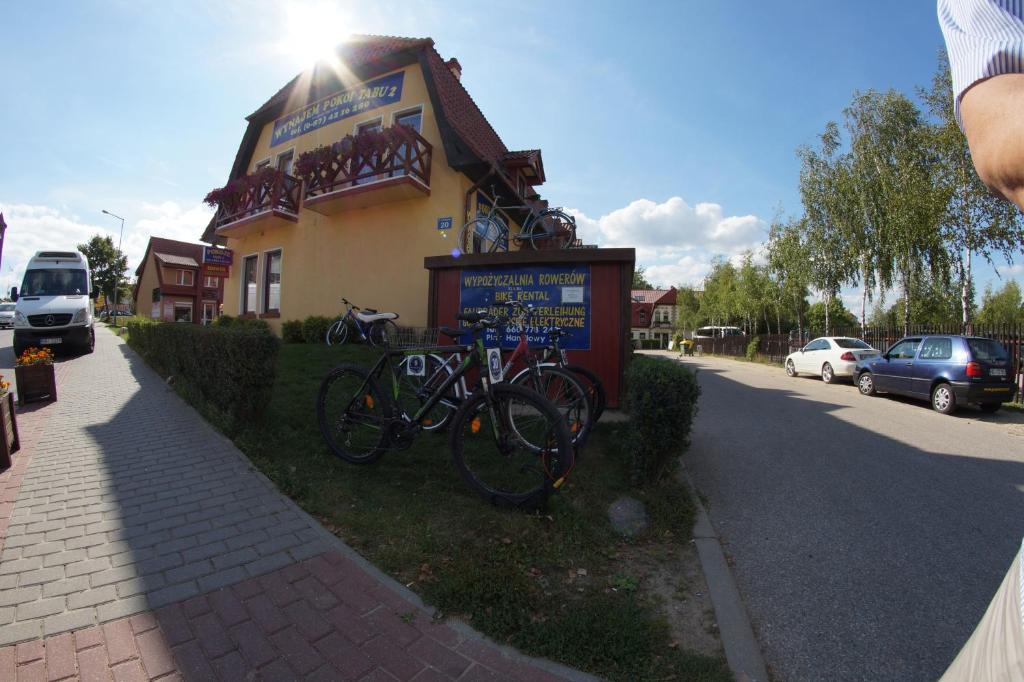 a couple of bikes parked in front of a building at Dom Goscinny TABU in Mikołajki