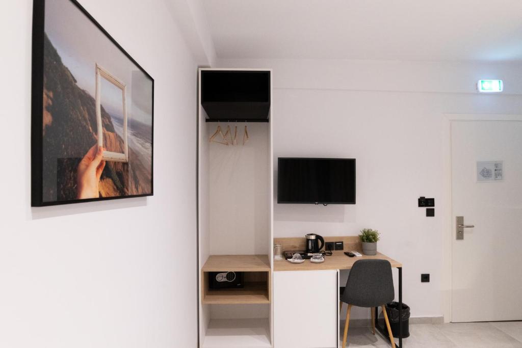 A television and/or entertainment centre at White 9