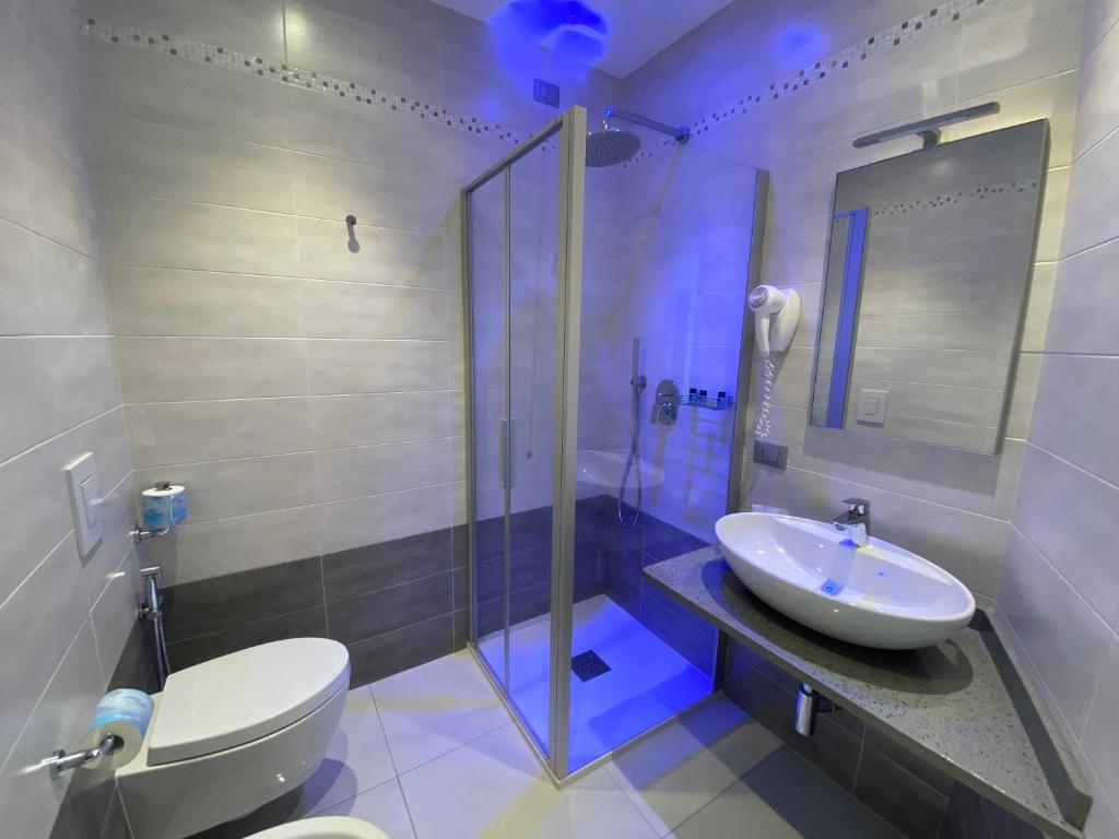 Ένα μπάνιο στο Edison Hotel Seaview & SPA