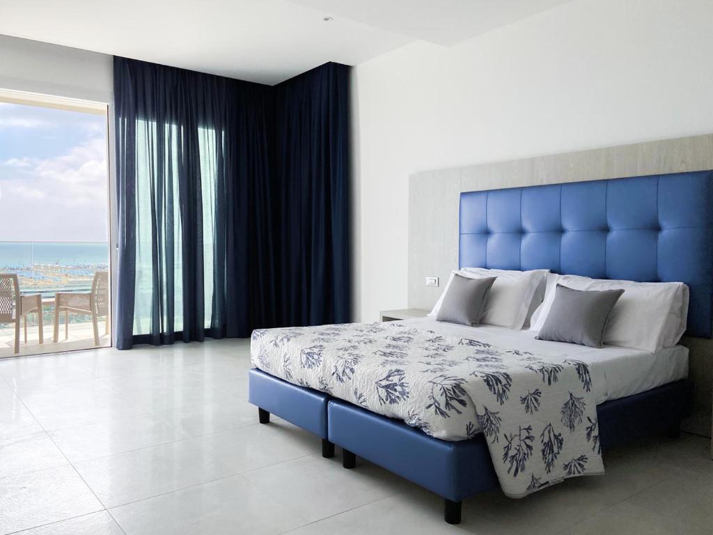 Ένα ή περισσότερα κρεβάτια σε δωμάτιο στο Edison Hotel Seaview & SPA