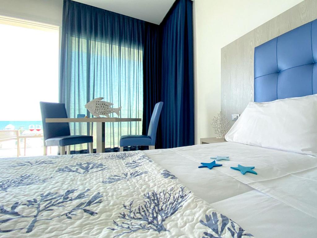 Ένα ή περισσότερα κρεβάτια σε δωμάτιο στο Edison Hotel Seaview & SPA