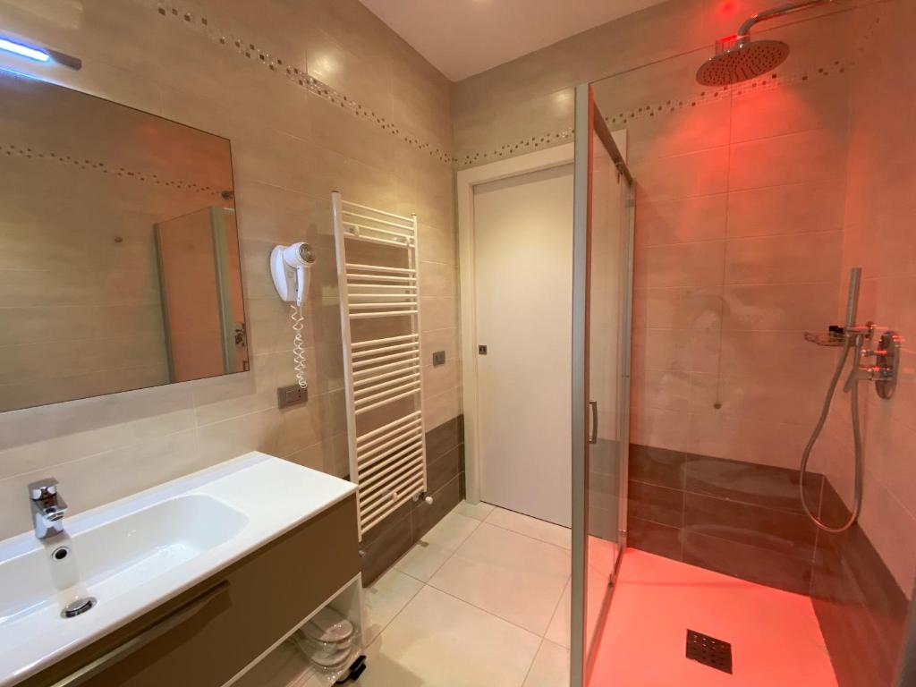 Ένα μπάνιο στο Edison Hotel Seaview & SPA