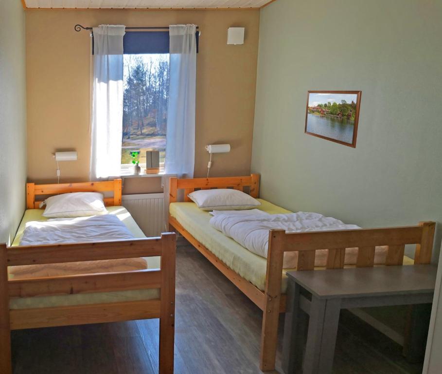 Postel nebo postele na pokoji v ubytování Marsbäcken Hostel