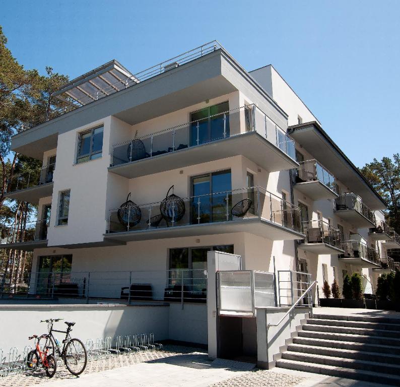 un edificio con una bicicletta parcheggiata di fronte di Apartament IKAR - 2 pokojowy przy morzu z własnym ogródkiem a Pobierowo