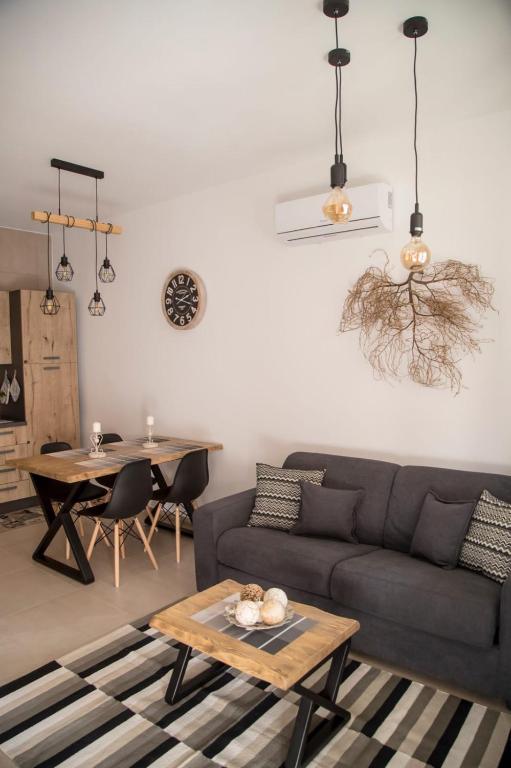 a living room with a couch and a table at Appartamento da Ciuruzzo in Trapani