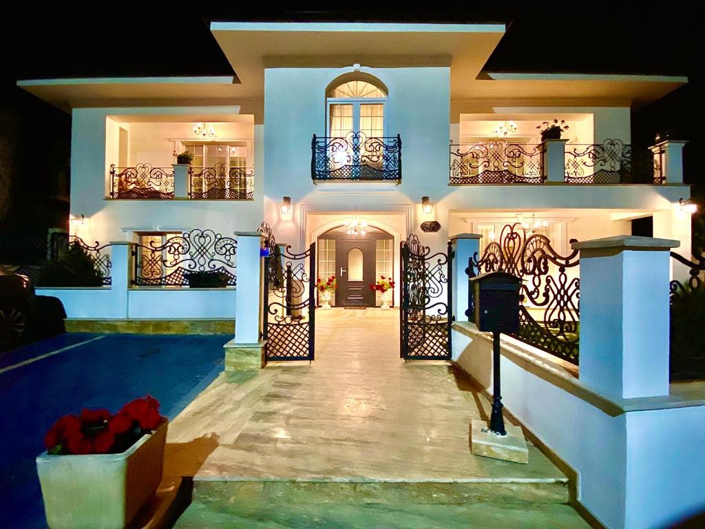una villa con cancello e piscina di SaraDa Boutique Luxury Apartment a Deva
