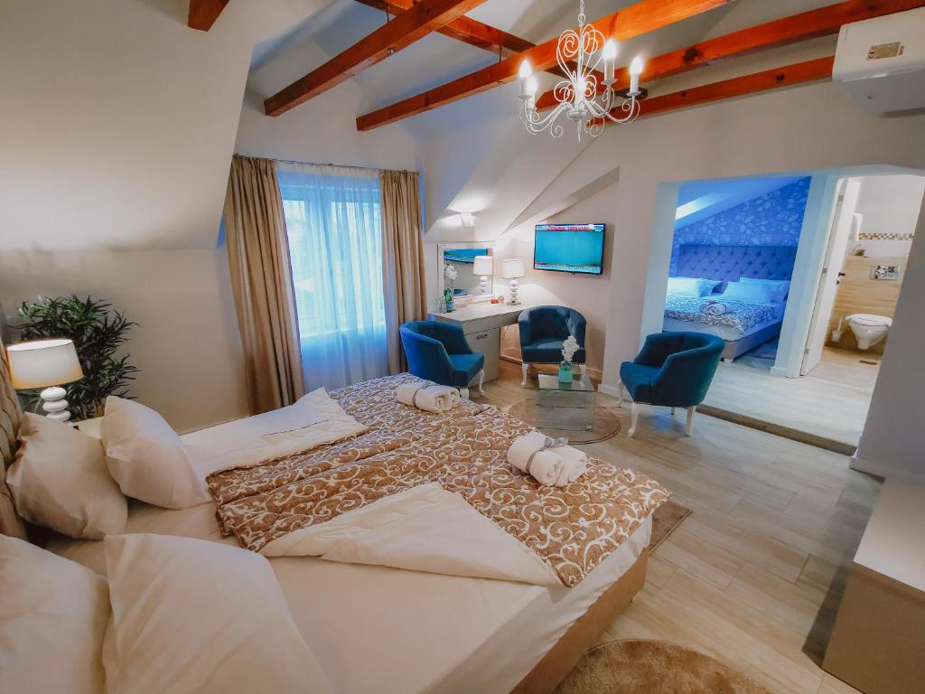 1 dormitorio con 1 cama grande y sala de estar en Vazdušna Banja en Niš