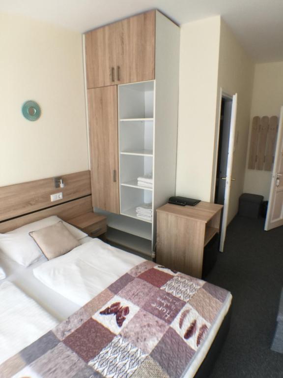 Postel nebo postele na pokoji v ubytování Patavár Panzió Étterem