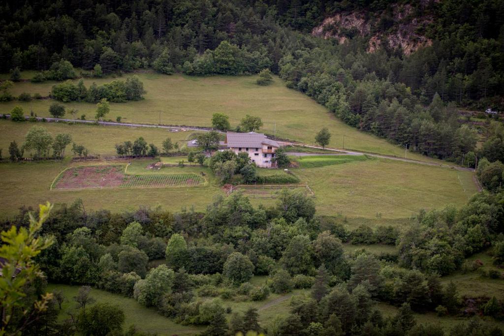 uma vista aérea de uma casa numa colina em gîtes à la ferme dela le var em Guillaumes