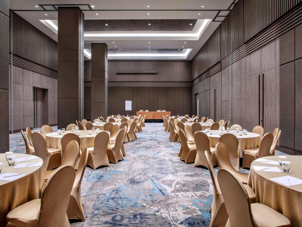 una grande sala banchetti con tavoli e sedie di Mercure Tangerang BSD City a Tangerang