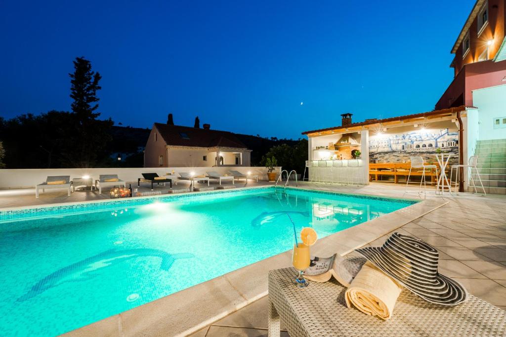 Swimmingpoolen hos eller tæt på Modern Apartment Paula-with private pool