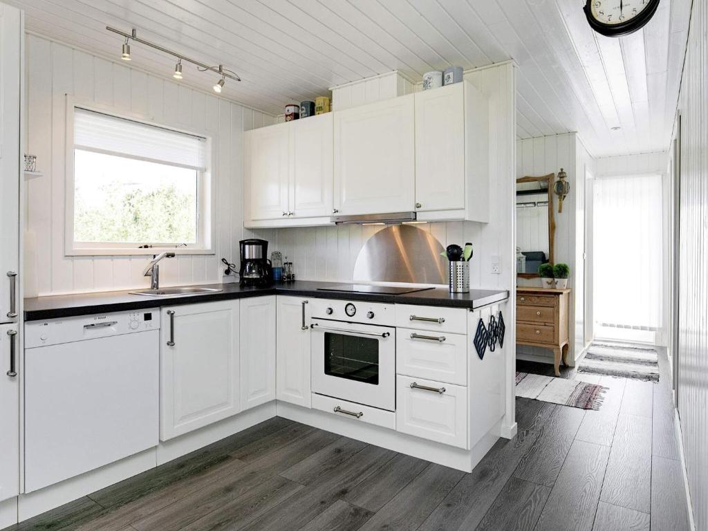 Kuchyň nebo kuchyňský kout v ubytování 4 person holiday home in Læsø