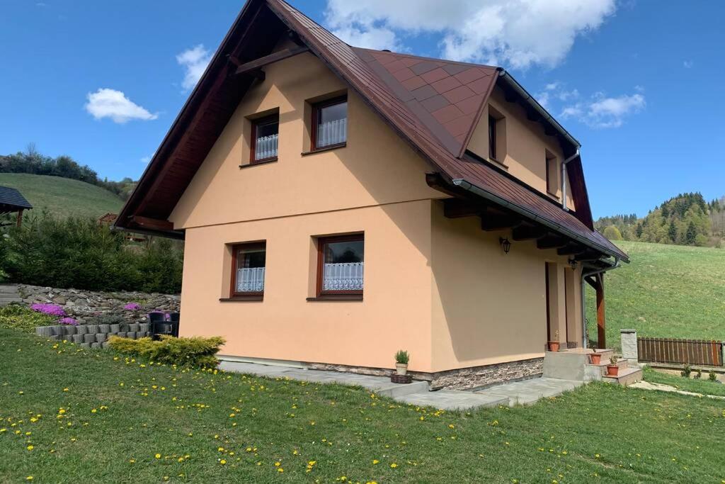 une petite maison jaune avec un toit brun dans l'établissement Domček u Fera, à Zázrivá