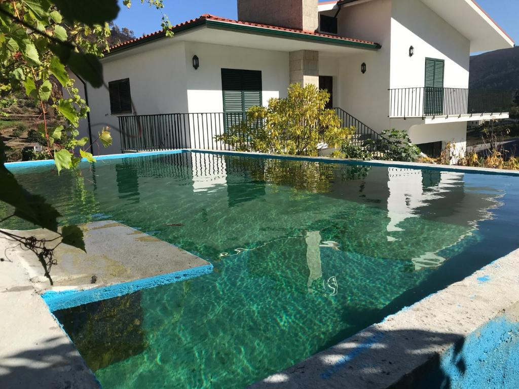 una piscina frente a una casa en Casa Largo da Igreja, en Teixeira