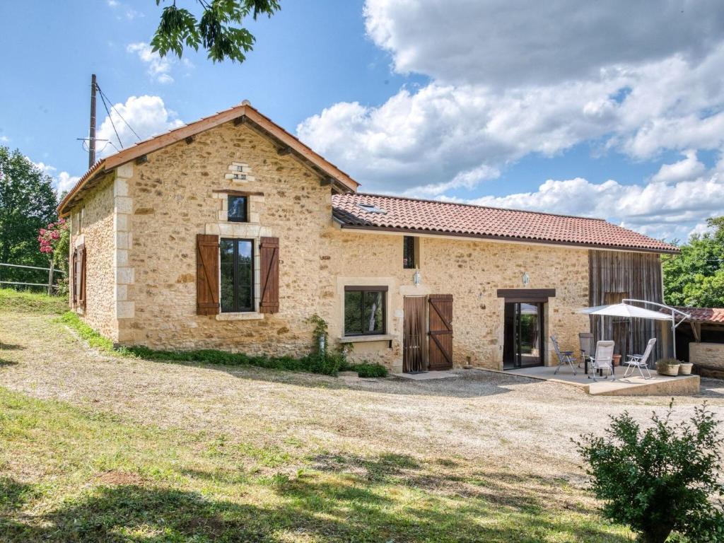 Villefranche-du-PérigordにあるCozy Holiday Home in Loubejac near Forestの石造りの家の外観