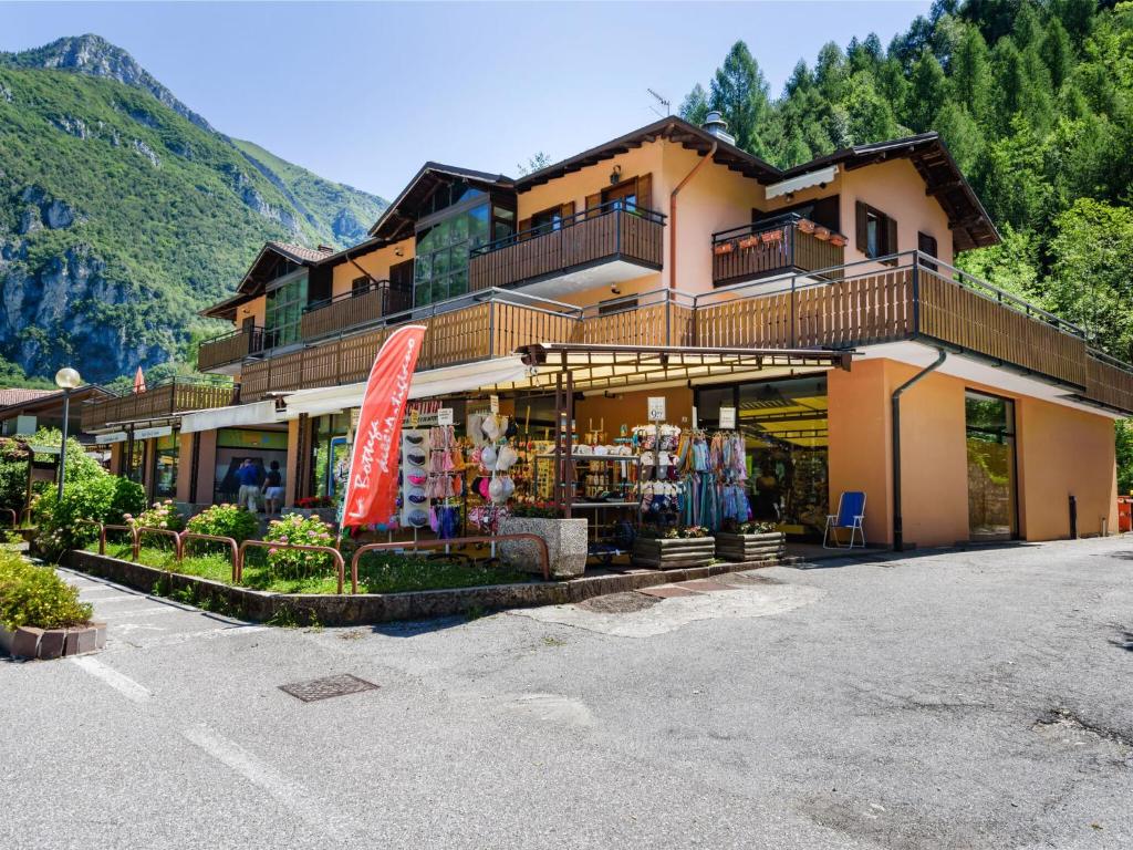 um edifício com uma loja em frente a uma montanha em In the centre of Molina di Ledro em Ledro