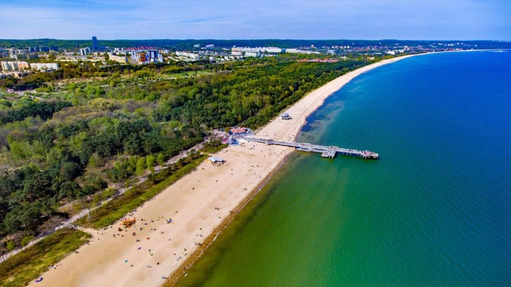 una vista aerea su una spiaggia e sull'oceano di Premium Apartments Plaża Brzeźno a Danzica
