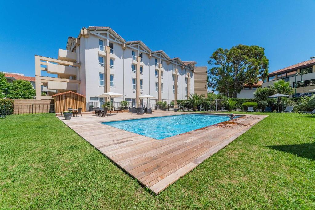 Bazén v ubytování Hôtel Jules Verne Biarritz nebo v jeho okolí