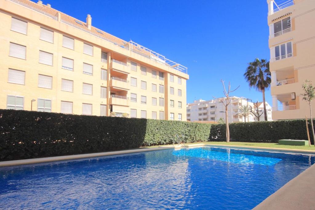 een zwembad voor een gebouw bij Apartamento Las Alondras 3-6PAX by costablancarent in Denia