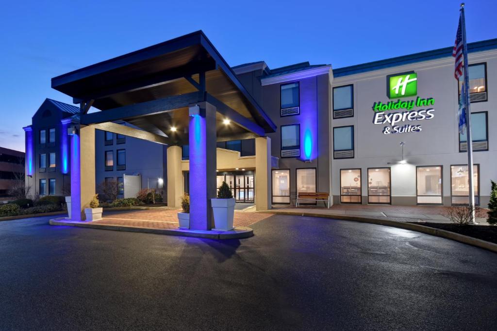 Holiday Inn Express & Suites Allentown-Dorney Park Area, an IHG Hotel في الينتاون: مبنى امامه موقف سيارات